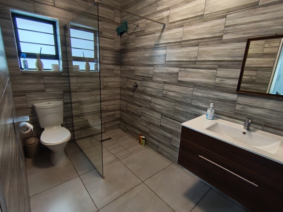 4 Bedroom Property for Sale in Wavecrest Eastern Cape